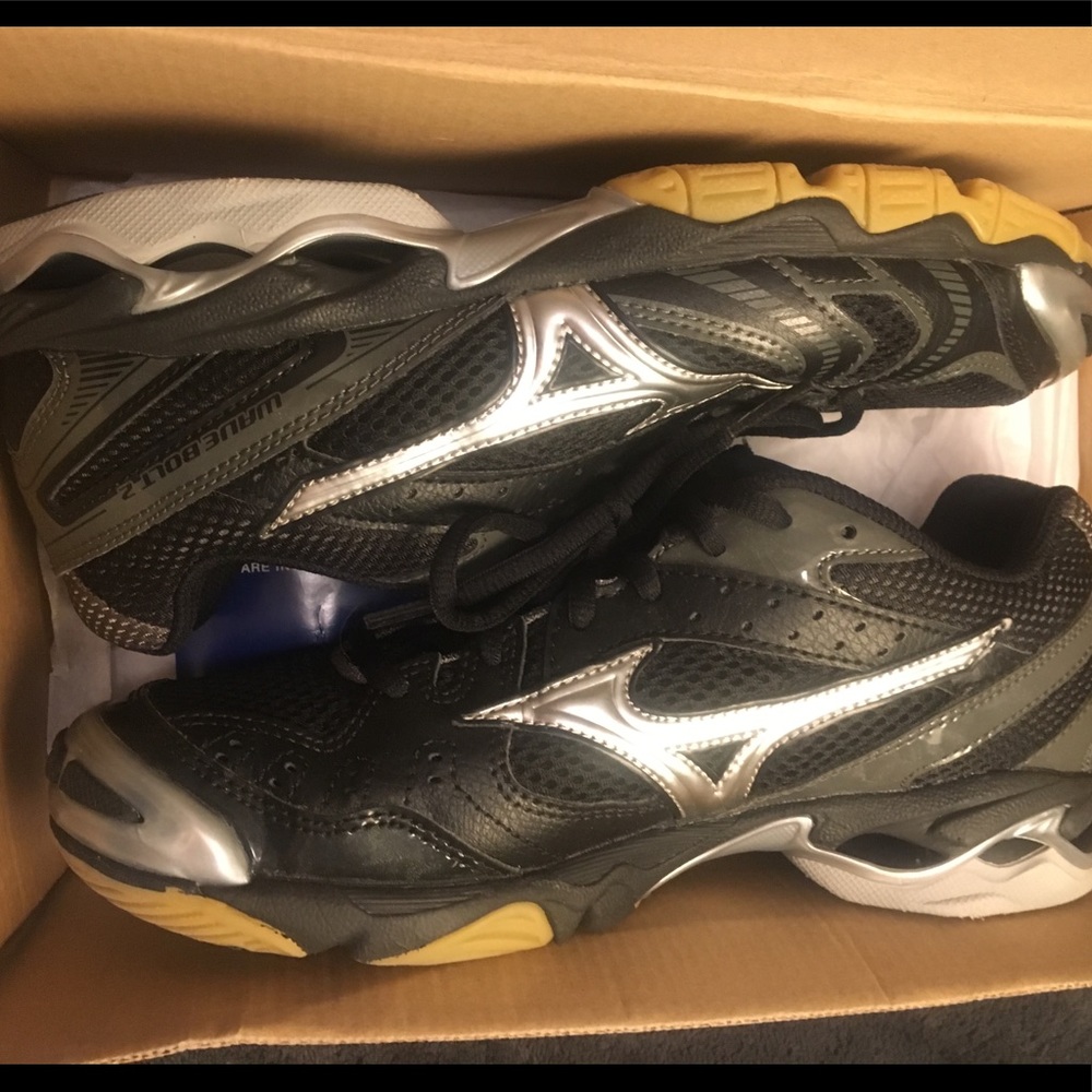 Wore twice volleyball shoes